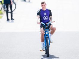 Wer dieser Tage in Herzogenaurach unterwegs ist, trifft vielleicht auch mal einen Toni Kroos auf dem Fahrrad. / Source: IMAGO/Beautiful Sports