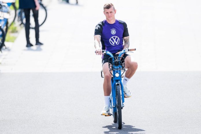 Wer dieser Tage in Herzogenaurach unterwegs ist, trifft vielleicht auch mal einen Toni Kroos auf dem Fahrrad. / Source: IMAGO/Beautiful Sports