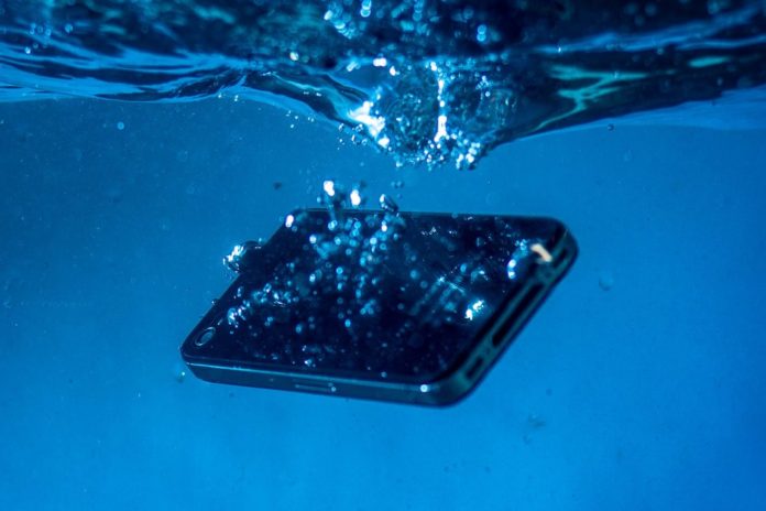 Fällt ein Handy ohne IP-Schutz ins Wasser, helfen diese Tipps beim Trocknen des Geräts. / Source: 19x14ph/Shutterstock.com