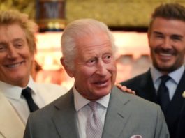 Verstehen sich sichtlich gut: Bei den King's Foundation Awards in London zeigte sich König Charles III. mit seinen prominenten Botschafter Rod Stewart (l.) und David Beckham (r.) sehr vertraut. / Source: getty/KIRSTY WIGGLESWORTH/POOL/AFP