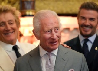Rod Stewart scherzt: Bald wird David Beckham zum Ritter geschlagen Verstehen sich sichtlich gut: Bei den King's Foundation Awards in London zeigte sich König Charles III. mit seinen prominenten Botschafter Rod Stewart (l.) und David Beckham (r.) sehr vertraut. / Source: getty/KIRSTY WIGGLESWORTH/POOL/AFP