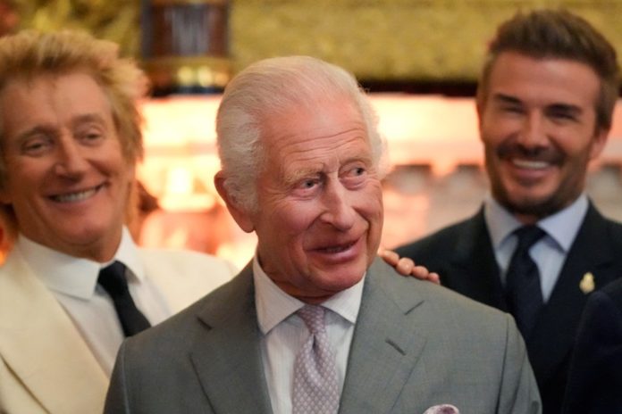 Verstehen sich sichtlich gut: Bei den King's Foundation Awards in London zeigte sich König Charles III. mit seinen prominenten Botschafter Rod Stewart (l.) und David Beckham (r.) sehr vertraut. / Source: getty/KIRSTY WIGGLESWORTH/POOL/AFP