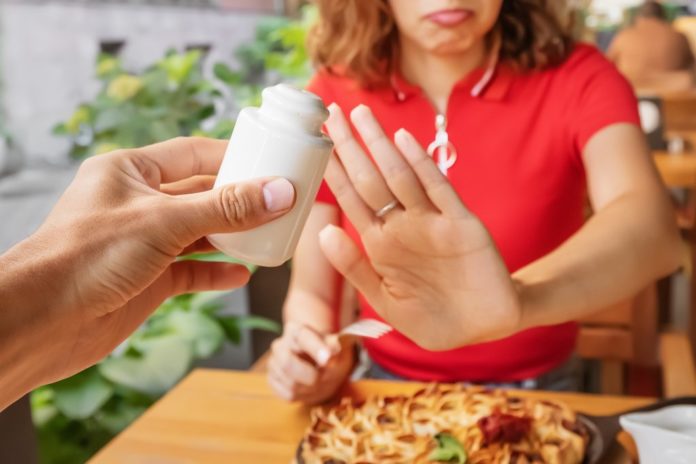 Die meisten Menschen sollten ihren Salzkonsum reduzieren. / Source: frantic00/Shutterstock.com