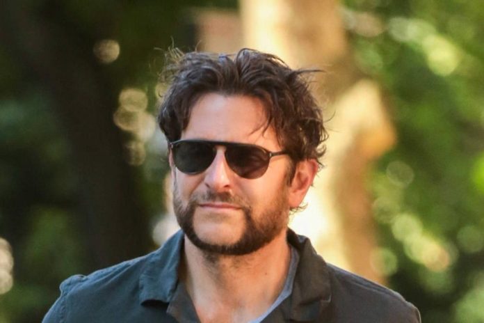 Bradley Cooper mit seinem neuen Bart in New York City. / Source: imago/Cover-Images