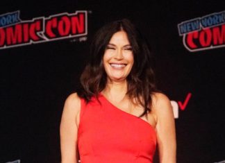 Unvermittelbar? Teri Hatcher wurde von Online-Datingplattform geworfen Teri Hatcher bleibt lieber allein statt im Handy nach dem Richtigen zu suchen. / Source: John Nacion/starmaxinc.com/ImageCollect