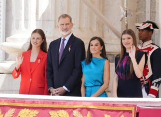 Thronjubiläum: Spanische Königsfamilie feiert auf dem Balkon Kronprinzessin Leonor, König Felipe, Königin Letizia und Prinzessin Sofia auf dem Palastbalkon. / Source: IMAGO/PPE