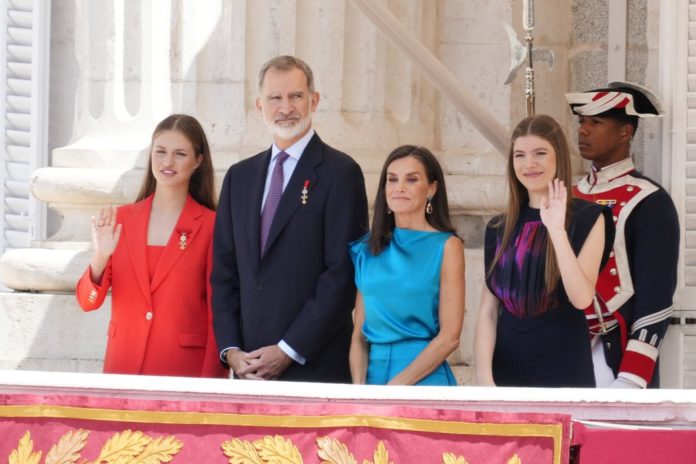 Kronprinzessin Leonor, König Felipe, Königin Letizia und Prinzessin Sofia auf dem Palastbalkon. / Source: IMAGO/PPE