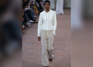 Wirklich? Im Sommer können wir mit Pyjama rausgehen Auch in der Fashion-Show von Alberta Ferretti sind die angesagten Pyjama-Hosen zu finden. / Source: imago/ABACAPRESS