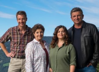 “Druck und Ausnahmesituation”: Hans Sigl erzählt vom “Bergdoktor”-Dreh Der harte Kern der "Bergdoktor"-Familie (v.l.): Hans Gruber (Heiko Ruprecht), Lisbeth Gruber (Monika Baumgartner), Lilli Gruber (Ronja Forcher) und Dr. Martin Gruber (Hans Sigl). / Source: ZDF / Erika Hauri