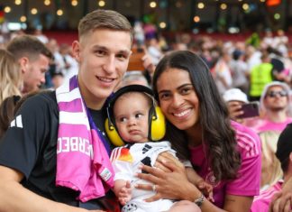 Nico Schlotterbeck strahlt mit Freundin und Baby im EM-Stadion Nico Schlotterbeck bekommt bei der EM Unterstützung von seinem Baby und seiner Freundin. / Source: IMAGO/kolbert-press