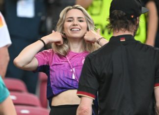 Manuel Neuers Anika trägt Fan-Trikot als Crop-Top im EM-Stadion Das EM-Spiel Deutschland gegen Ungarn feierte auch Manuel Neuers Anika im Stadion. / Source: IMAGO/osnapix