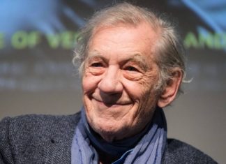 Nach Sturz von der Theaterbühne: Ian McKellen meldet sich zu Wort Ian McKellen wird bald ins Theater zurückkehren. / Source: IMAGO/Avalon.red