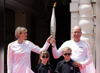 Feuer und Flamme: Albert und Charlène präsentieren Olympische Fackel Fürst Albert und Fürstin Charlène sowie die Zwillinge Gabriella und Jacques im Olympia-Fieber. / Source: imago/ABACAPRESS