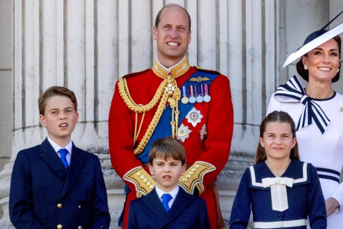 Prinz William mit seinen Kindern George, Louis und Charlotte auf dem Balkon des Buckingham Palastes. / Source: imago/PPE