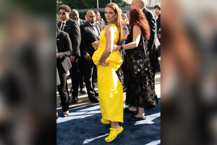 Schauspielerin Brooke Shields hatte bei den Tony Awards kein Problem damit, ihr ungewöhnliches Schuhwerk zu präsentieren. / Source: IMAGO/Cover-Images