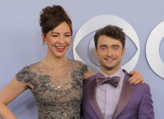Daniel Radcliffe: Süße Liebeserklärung bei den Tony Awards Seltener Auftritt: Erin Darke und Daniel Radcliffe strahlen am 16. Juni für die Fotografen im Lincoln Center in New York City. / Source: IMAGO/UPI Photo