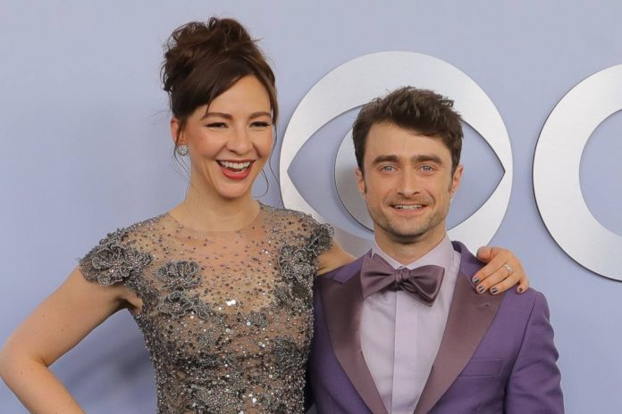 Seltener Auftritt: Erin Darke und Daniel Radcliffe strahlen am 16. Juni für die Fotografen im Lincoln Center in New York City. / Source: IMAGO/UPI Photo