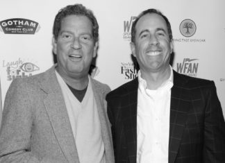 Komiker und “Seinfeld”-Darsteller: Hiram Kasten ist tot Hiram Kasten (1952-2024) mit seinem Freund Jerry Seinfeld (r.). / Source: getty/Kevin Mazur / WireImage