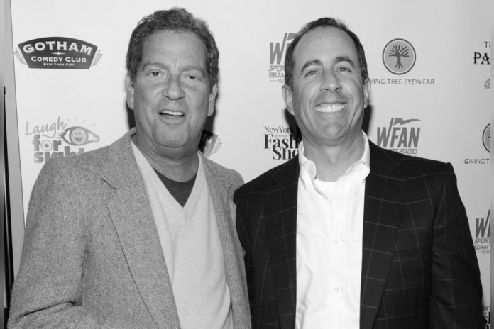 Hiram Kasten (1952-2024) mit seinem Freund Jerry Seinfeld (r.). / Source: getty/Kevin Mazur / WireImage