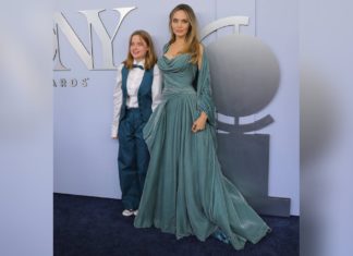 Tony Awards: Angelina Jolie und Tochter Vivienne kommen im Partnerlook Angelina Jolie und ihre Tochter Vivienne posierten in aufeinander abgestimmten Outfits für die Fotografen. / Source: imago/UPI Photo