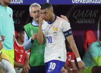 EM 2024: Frankreichs Star Kylian Mbappé nimmt Nasenbeinbruch mit Humor Kylian Mbappé hält sich beim Spiel gegen Österreich die Hand vor seine blutende Nase. / Source: Imago Images/osnapix