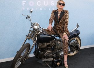 Im Gepardenmuster: So sieht Sharon Stones Biker-Look aus Sharon Stone bei der Premiere des Films "The Bikeriders" in Los Angeles. / Source: imago/MediaPunch