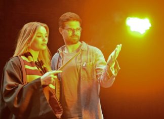 Setbesuch bei “Harry Potter”: Julia Beautx verrät ihre Traumrolle Julia Beautx beim Setbesuch mit Harry-Potter-Darsteller Josef Ellers. / Source: HP Theater Produktionsgesellschaft mbH/Patrick Sun