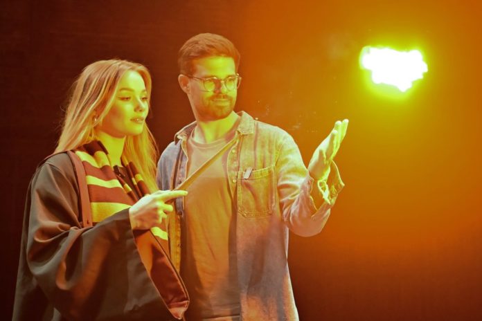 Julia Beautx beim Setbesuch mit Harry-Potter-Darsteller Josef Ellers. / Source: HP Theater Produktionsgesellschaft mbH/Patrick Sun