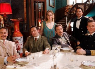 “Dinner for One”: Besetzung für Prequel-Serie “Dinner for Five” steht Fünf für "Dinner for Five": Moritz Bleibtreu, Frederick Lau, Alicia von Rittberg, Jacob Matschenz, Kostja Ullmann und Christoph Schechinger (v.l.). / Source: Amazon Prime