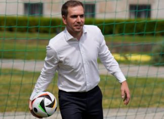 “In bester Gesellschaft”: Philipp Lahm verfolgt EM-Spiel mit Weltstars Philipp Lahm hat mit Weltstars ein EM-Spiel verfolgt. / Source: imago images/Bernd Elmenthaler
