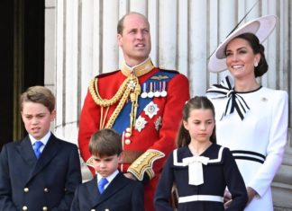 “Trooping the Colour”: Prinz William und Prinzessin Kate ziehen Fazit Die ganze Familie auf dem Balkon des Buckingham Palastes: Prinz William und Prinzessin Kate mit ihren Kindern Prinz George (l.), Prinz Louis und Prinzessin Charlotte. / Source: imago/Cover-Images