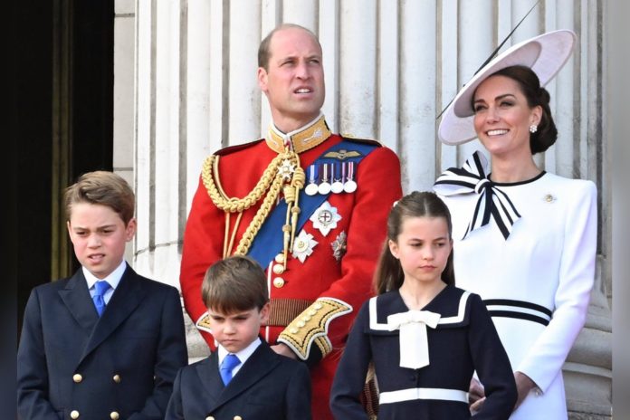 Die ganze Familie auf dem Balkon des Buckingham Palastes: Prinz William und Prinzessin Kate mit ihren Kindern Prinz George (l.), Prinz Louis und Prinzessin Charlotte. / Source: imago/Cover-Images