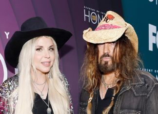 Billy Ray Cyrus beschuldigt Ex Firerose des Betrugs Der Rosenkrieg zwischen Firerose und Billy Ray Cyrus nimmt Fahrt auf. / Source: Jason Kempin/ Getty Images