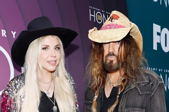 Der Rosenkrieg zwischen Firerose und Billy Ray Cyrus nimmt Fahrt auf. / Source: Jason Kempin/ Getty Images