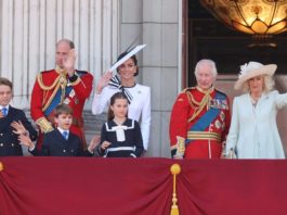 Die Royal-Family auf dem Balkon des Buckingham Palastes: George, William, Louis, Kate, Charlotte, Charles und Camilla (v.l.) winken ihren Fans. / Source: imago/i Images