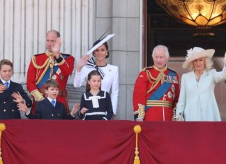 Kate lässt sich Balkonauftritt mit Charles und Familie nicht entgehen Die Royal-Family auf dem Balkon des Buckingham Palastes: George, William, Louis, Kate, Charlotte, Charles und Camilla (v.l.) winken ihren Fans. / Source: imago/i Images