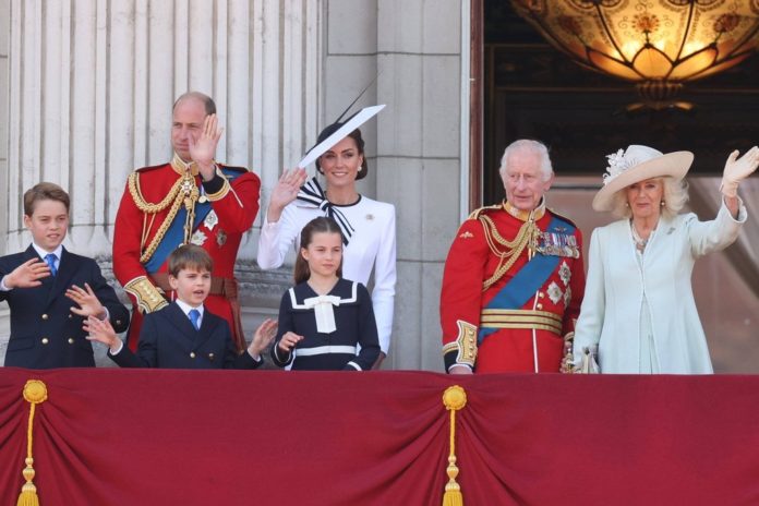 Die Royal-Family auf dem Balkon des Buckingham Palastes: George, William, Louis, Kate, Charlotte, Charles und Camilla (v.l.) winken ihren Fans. / Source: imago/i Images