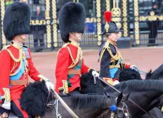 William, Anne und Edward reiten bei “Trooping the Colour” mit Prinz William (l.), Prinz Edward und Prinzessin Kate nahmen zu Pferde bei "Trooping the Colour" teil. / Source: Chris Jackson/Getty Images