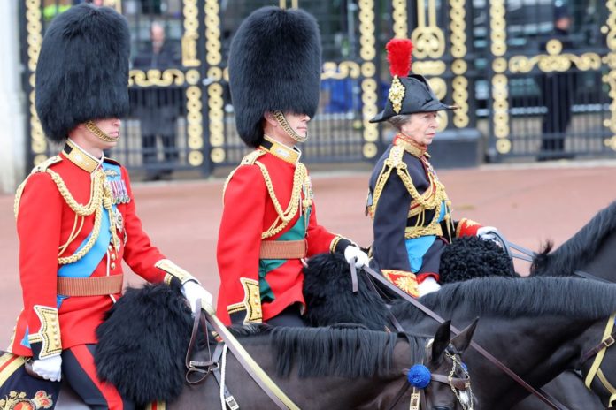 Prinz William (l.), Prinz Edward und Prinzessin Kate nahmen zu Pferde bei 
