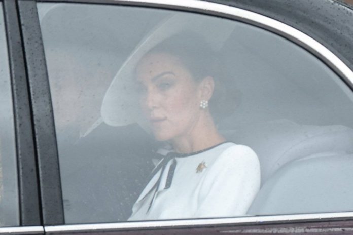Prinzessin Kate auf dem Weg in den Buckingham Palast. / Source: IMAGO/i Images