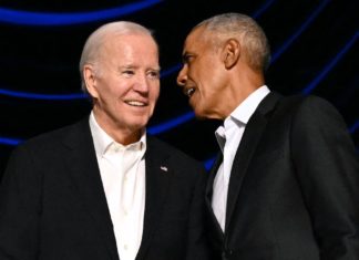Barack Obama eskortiert verwirrten Joe Biden von Bühne US-Präsident Joe Biden (l.) kann sich in jeder Hinsicht auf die Unterstützung von Barack Obama verlassen. / Source: getty/MANDEL NGAN / AFP via Getty Images