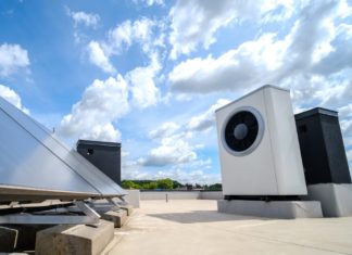 Wärmepumpe, Solaranlage und Co.: Ab wann rechnet sich der Umbau? Die Kombination aus Solarstrom und einer Wärmepumpe ist in vielen Fällen äußerst lukrativ. / Source: ThomsonD/Shutterstock.com