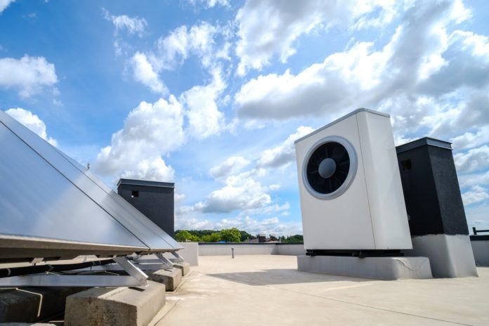 Die Kombination aus Solarstrom und einer Wärmepumpe ist in vielen Fällen äußerst lukrativ. / Source: ThomsonD/Shutterstock.com