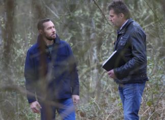TV-Tipps am Mittwoch "XY gelöst": Moderator Sven Voss (l.) und Ermittler Gerhard Hoppmann (r.) bei der Besichtigung eines Tatorts. / Source: ZDF/Saskia Pavek