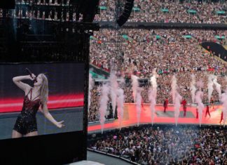 Nicht einmal ein Käfer kann Taylor Swift aufhalten Taylor Swift hat mit ihren Mega-Konzerten in London die Massen begeistert. / Source: IMAGO/Paul Marriott