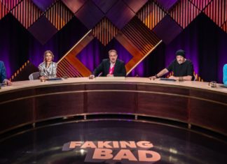 Was ist “Noodling”? Die Antwort gibt’s in Oliver Kalkofes “Faking Bad” "Faking Bad" mit Gastgeber Oliver Kalkofe (Mitte) zwischen zwei - Laura Karasek und Torsten Sträter - seiner vier prominenten Teilnehmer. / Source: WDR/Marcel Langer