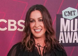 Süßer Moment: Alanis Morissette singt mit ihrer Tochter “Ironic” Ihr Lied "Ironic" wurde zum Welthit: Alanis Morissette. / Source: Debby Wong/Shutterstock.com