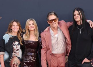 Kevin Bacon und Kyra Sedgwick: Lässiger Auftritt mit der Familie Kyra Sedgwick und Kevin Bacon posieren inmitten ihrer Kinder Sosie und Travis für die Fotografen. / Source: IMAGO/UPI Photo