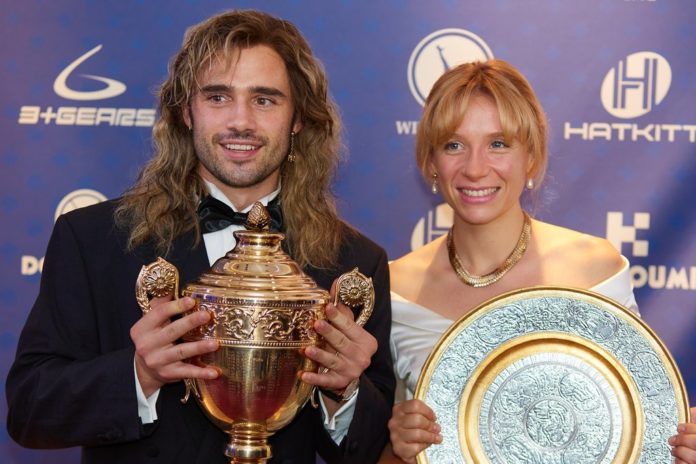 Vor allem Toby Sebastian sieht dem echten Andre Agassi extrem ähnlich. Doch auch Lena Klenke kommt Steffi Graf optisch sehr nahe. / Source: © Bravado Media – MarVista Entertainment / Umberto Poto