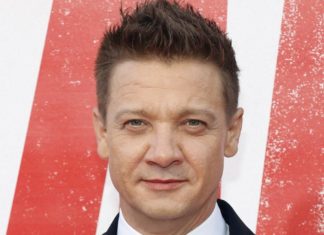 Nach Horrorunfall: Jeremy Renner hatte “große Angst” vor neuem Dreh Jeremy Renner hatte im Januar 2023 einen schweren Unfall. / Source: Tinseltown/Shutterstock.com